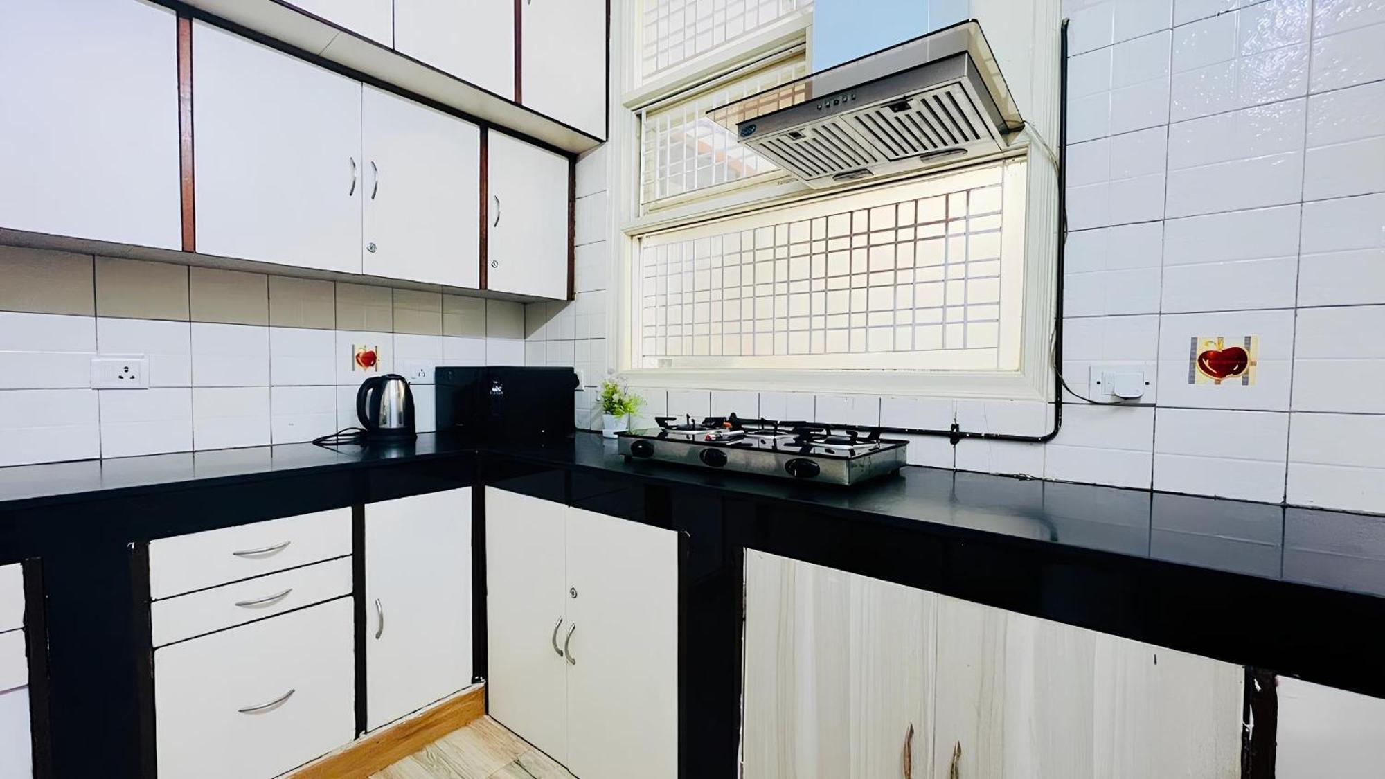 Olive Service Apartments Dlf Galleria Gurgaon Room photo