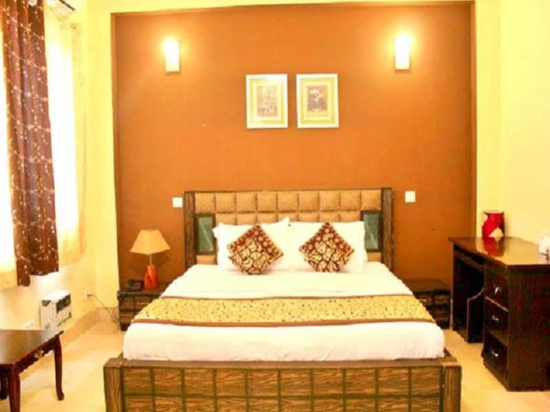 Olive Service Apartments Dlf Galleria Gurgaon Exterior photo